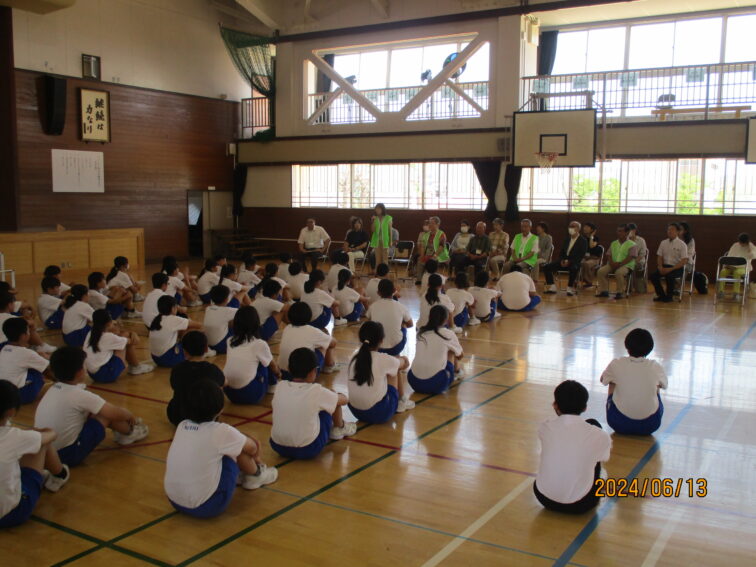 今日の成美っ子！ 5・6年生「ジュニア福祉活動発会式」！ 2年生 音楽科の学習風景！ 4年生 外国語活動の学習風景！ 職員研修「救命救急講習